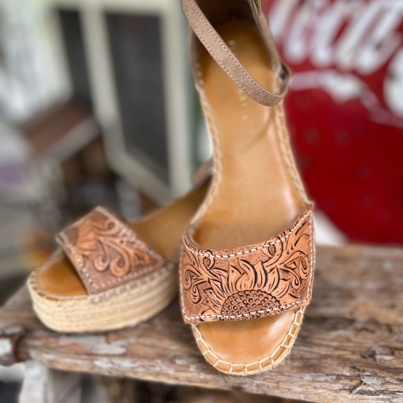 Size 9 Kelly & Katie hand tooled leather heels. - Picture 4 of 4
